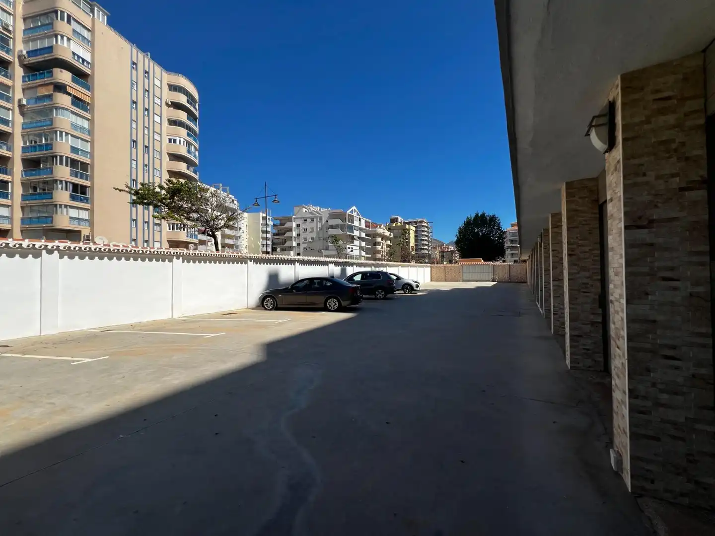 Aparcament de Apartament en venda en Fuengirola amb Aire condicionat, Terrassa i Piscina comunitària