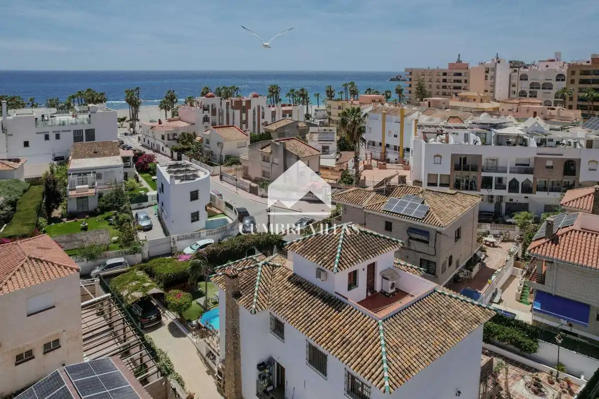 Vista exterior de Casa o chalet en venta en Almuñécar con Jardín privado, Terraza y Amueblado