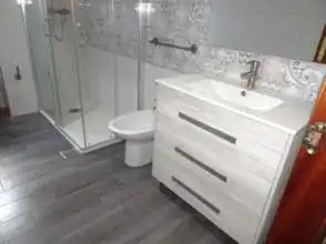 Badezimmer von Wohnung zur Miete in Gijón  mit Heizung, Parkett und Möbliert