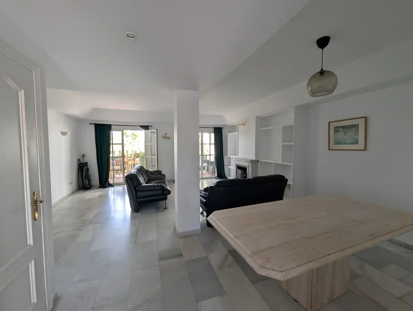 Sala d'estar de Casa adosada en venda en Estepona amb Aire condicionat, Terrassa i Piscina