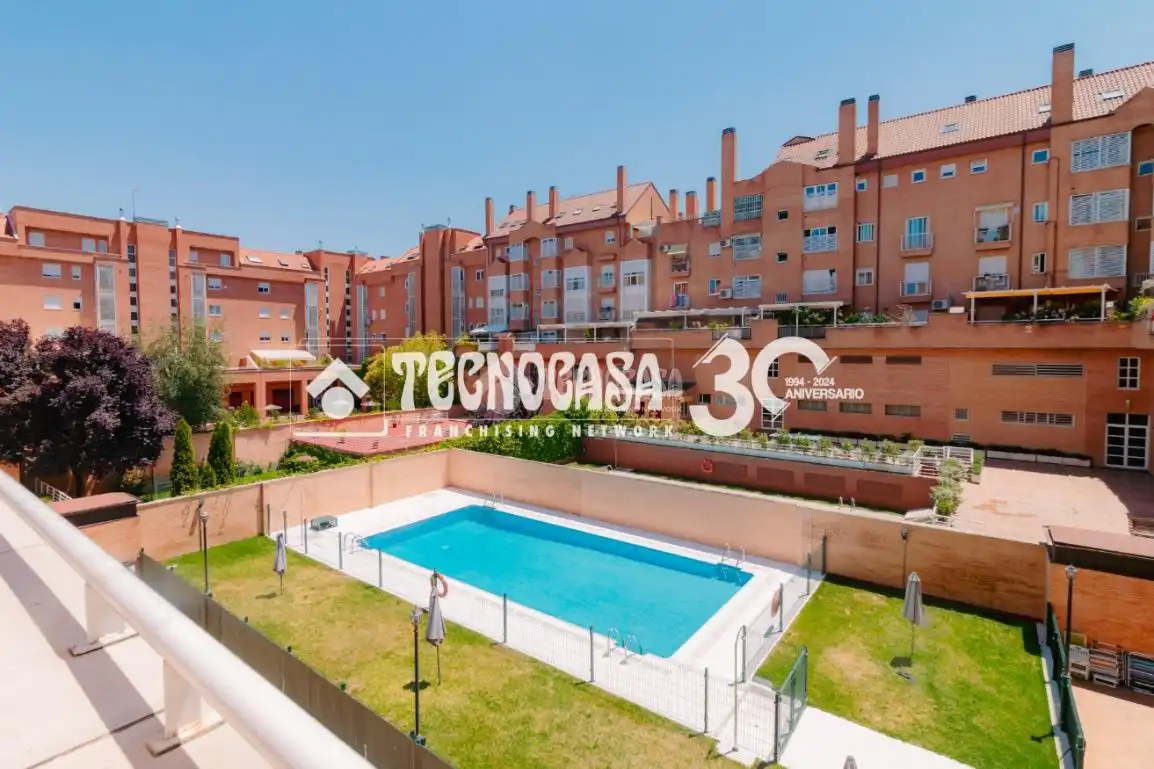 Piscina de Pis en venda en Madrid amb Parquet i Terrassa
