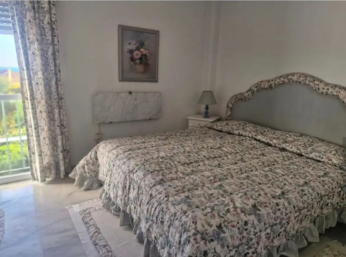 Schlafzimmer von Dachboden zum Verkauf in Marbella mit Klimaanlage, Terrasse und Möbliert