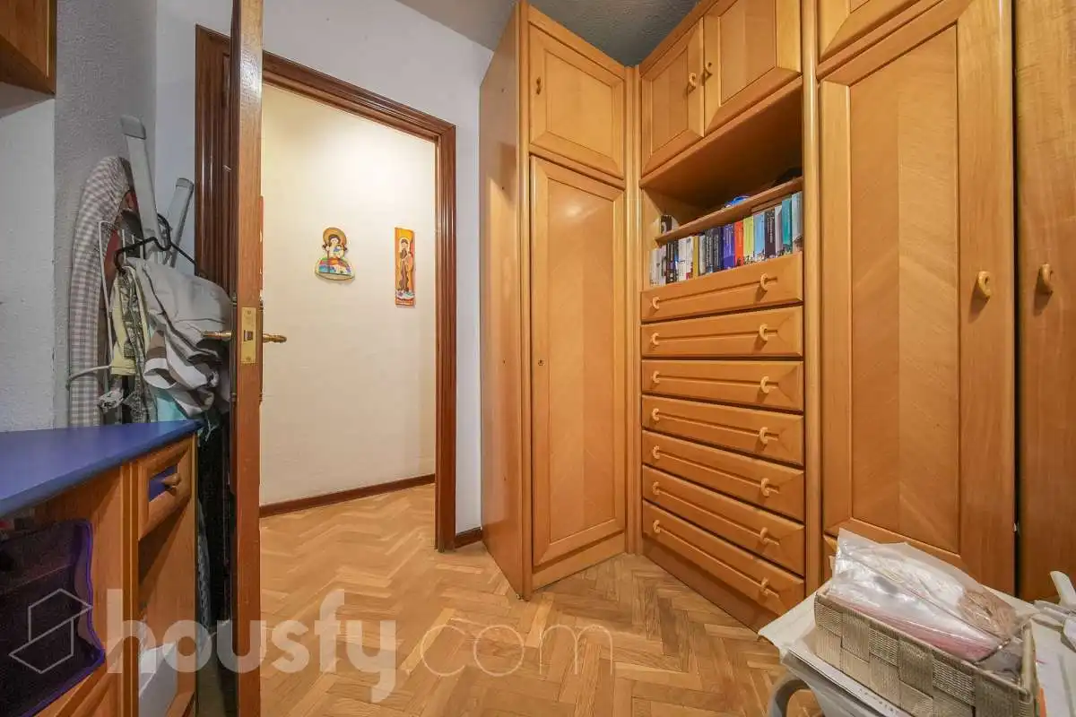 Dormitori de Pis en venda en Madrid amb Calefacció, Terrassa i Moblat