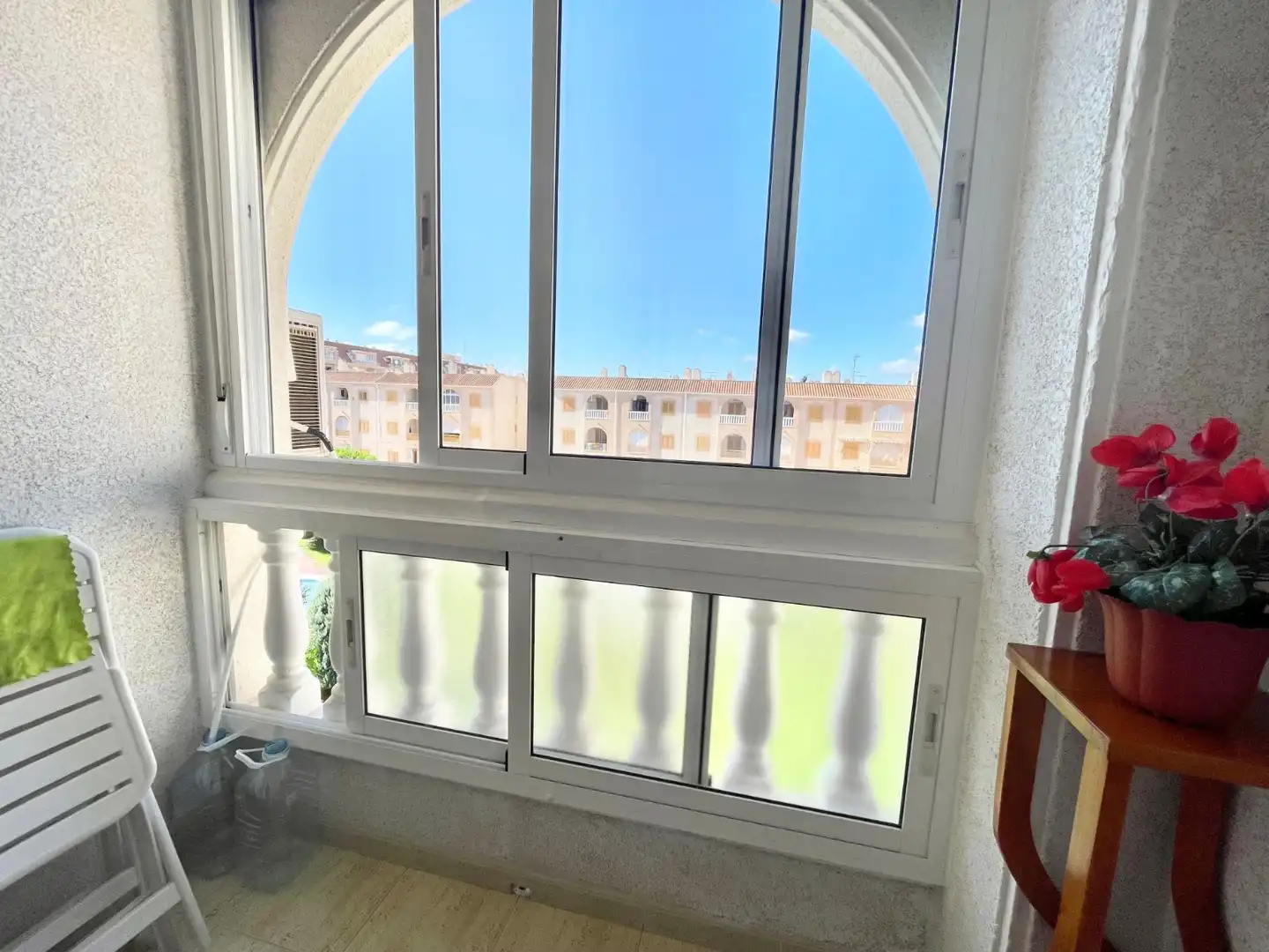 Terrassa de Pis de lloguer en Torrevieja amb Calefacció, Piscina i Moblat