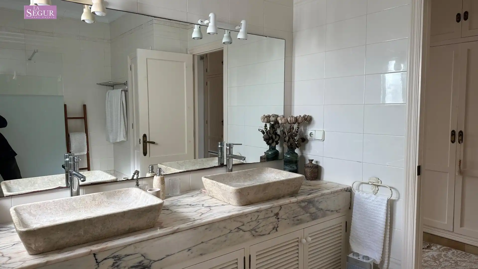 Baño de Finca rústica en venta en Barbate con Aire acondicionado, Jardín privado y Terraza