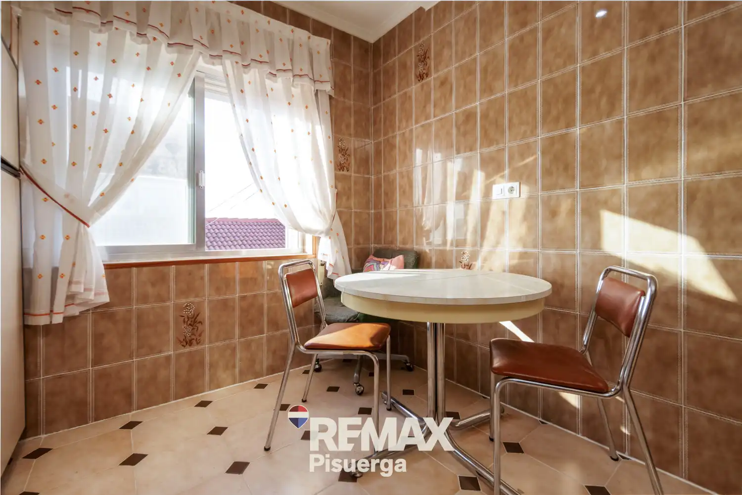 Cuina de Casa o xalet en venda en Venta de Baños amb Jardí privat, Terrassa i Traster