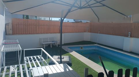 CHALET CON TRES VIVIENDAS, DOS GARAJES Y PISCINA