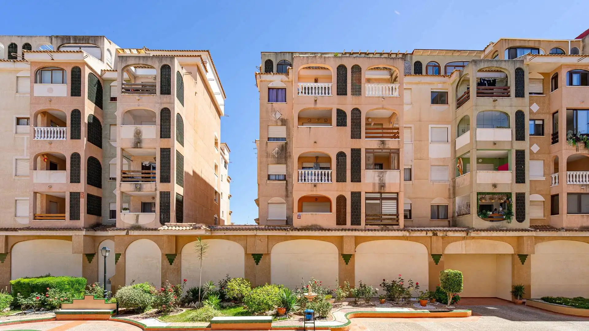 Außenansicht von Wohnung zum Verkauf in Torrevieja mit Klimaanlage, Heizung und Privatgarten