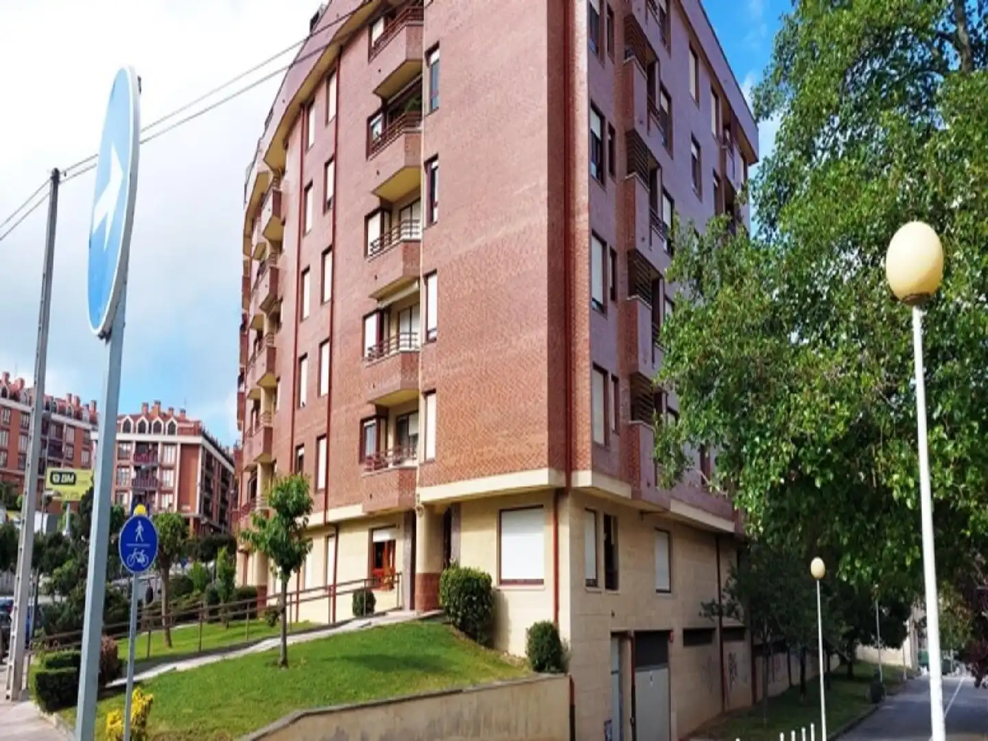Vista exterior de Pis en venda en Castro-Urdiales amb Terrassa i Piscina comunitària
