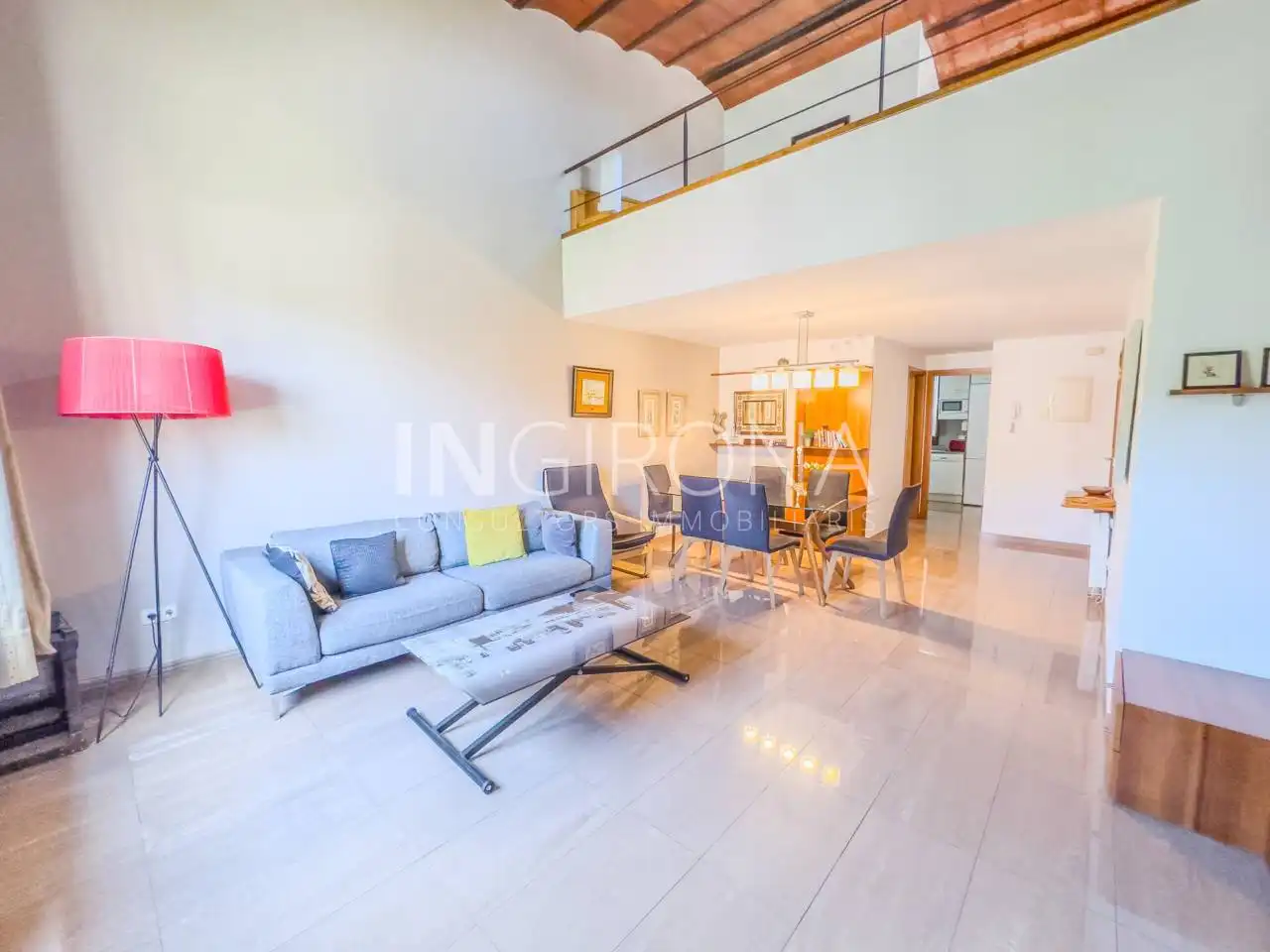 Sala d'estar de Pis en venda en Girona amb Calefacció, Parquet i Moblat