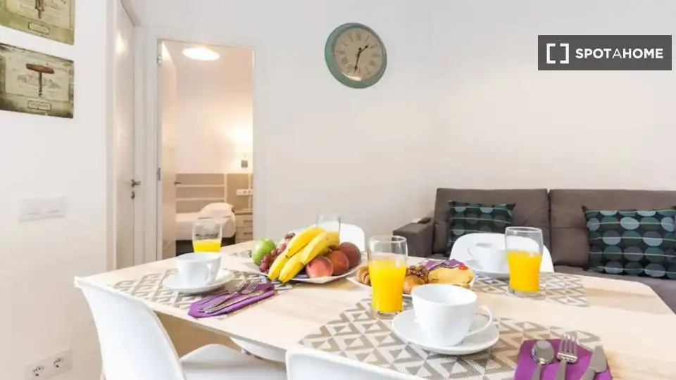 Comedor de Piso de alquiler en Barcelona con Aire acondicionado, Calefacción y Amueblado
