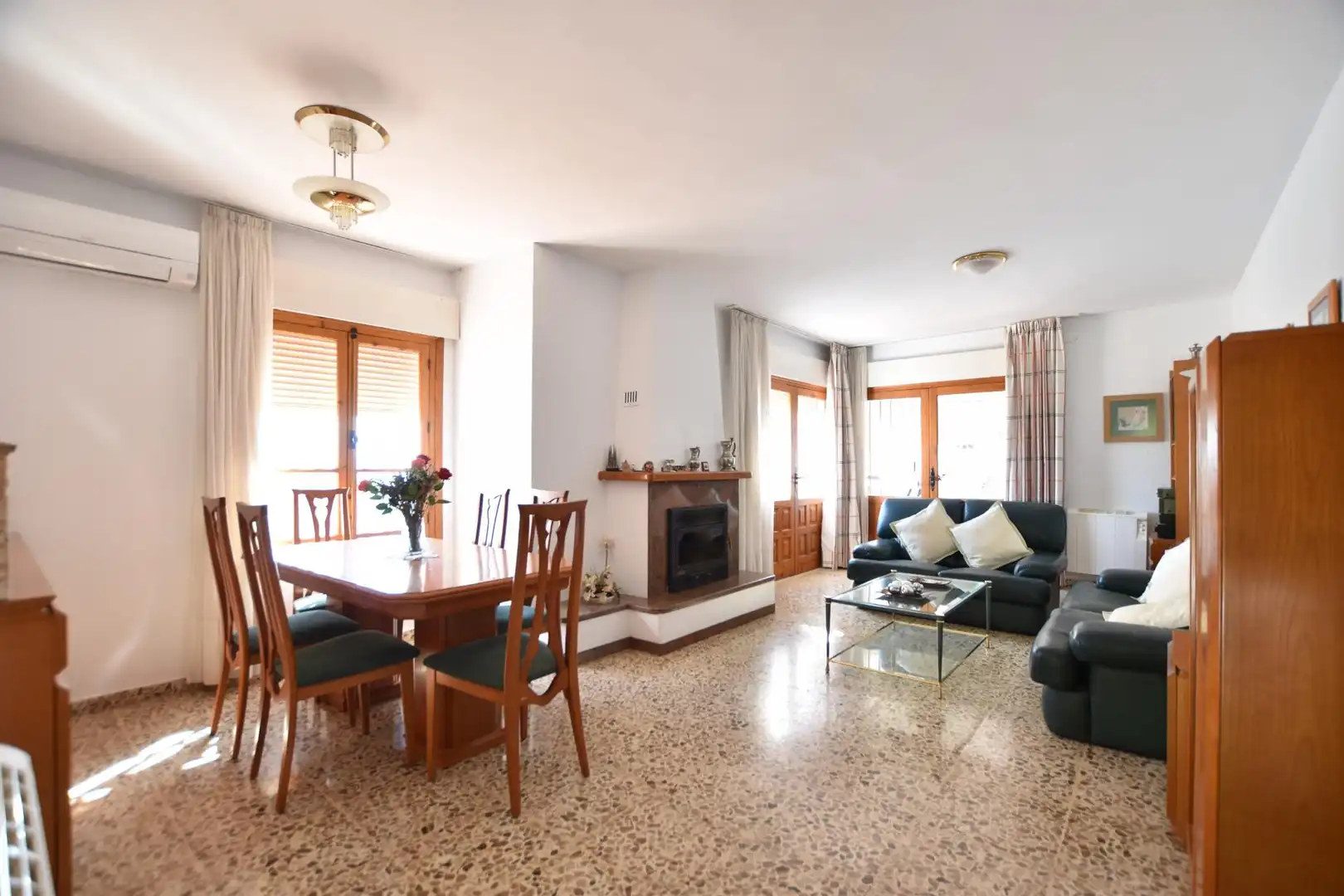 Sala d'estar de Casa o xalet en venda en Alhaurín de la Torre amb Jardí privat, Terrassa i Piscina comunitària