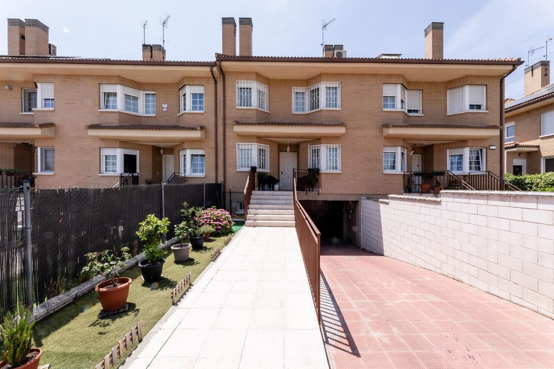 Vista exterior de Casa adosada en venda en  Madrid Capital amb Calefacció i Jardí privat