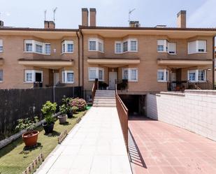 Vista exterior de Casa adosada en venda en  Madrid Capital amb Calefacció i Jardí privat