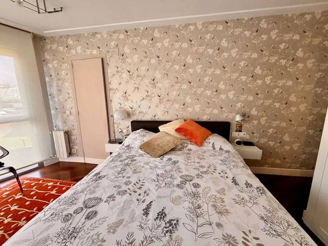 Schlafzimmer von Einfamilien-Reihenhaus zum Verkauf in Sopela mit Heizung, Privatgarten und Terrasse