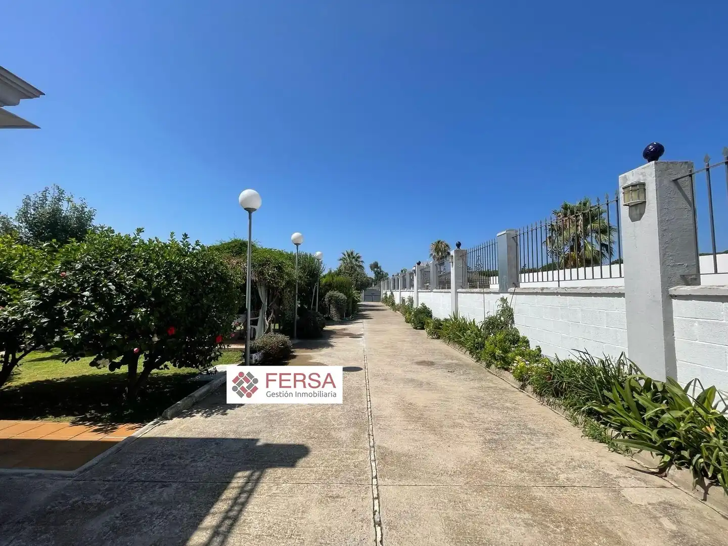 Vista exterior de Casa o xalet en venda en El Puerto de Santa María amb Aire condicionat, Calefacció i Jardí privat