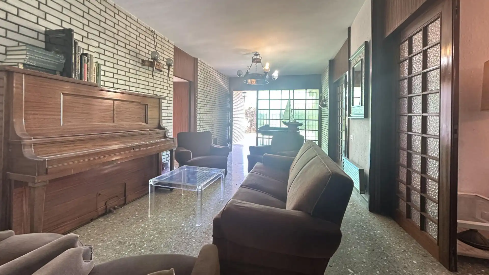Sala d'estar de Casa o xalet en venda en Alicante / Alacant amb Jardí privat, Terrassa i Piscina