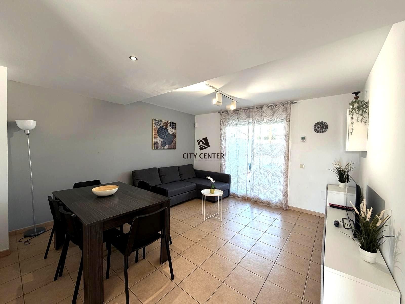 Sala d'estar de Casa adosada en venda en Adeje amb Moblat, Balcó i Piscina comunitària