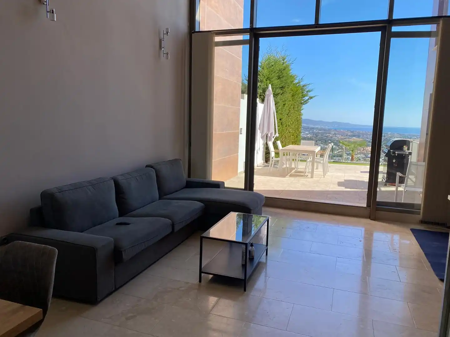 Sala de estar de Casa adosada de alquiler con opción a compra en Benahavís con Aire acondicionado, Terraza y Trastero
