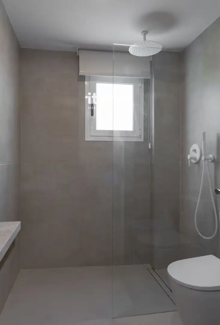 Baño de Casa adosada de alquiler en Marbella con Aire acondicionado, Terraza y Piscina