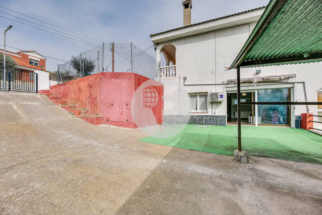 Vista exterior de Casa o xalet en venda en Lliçà de Vall amb Calefacció, Terrassa i Piscina