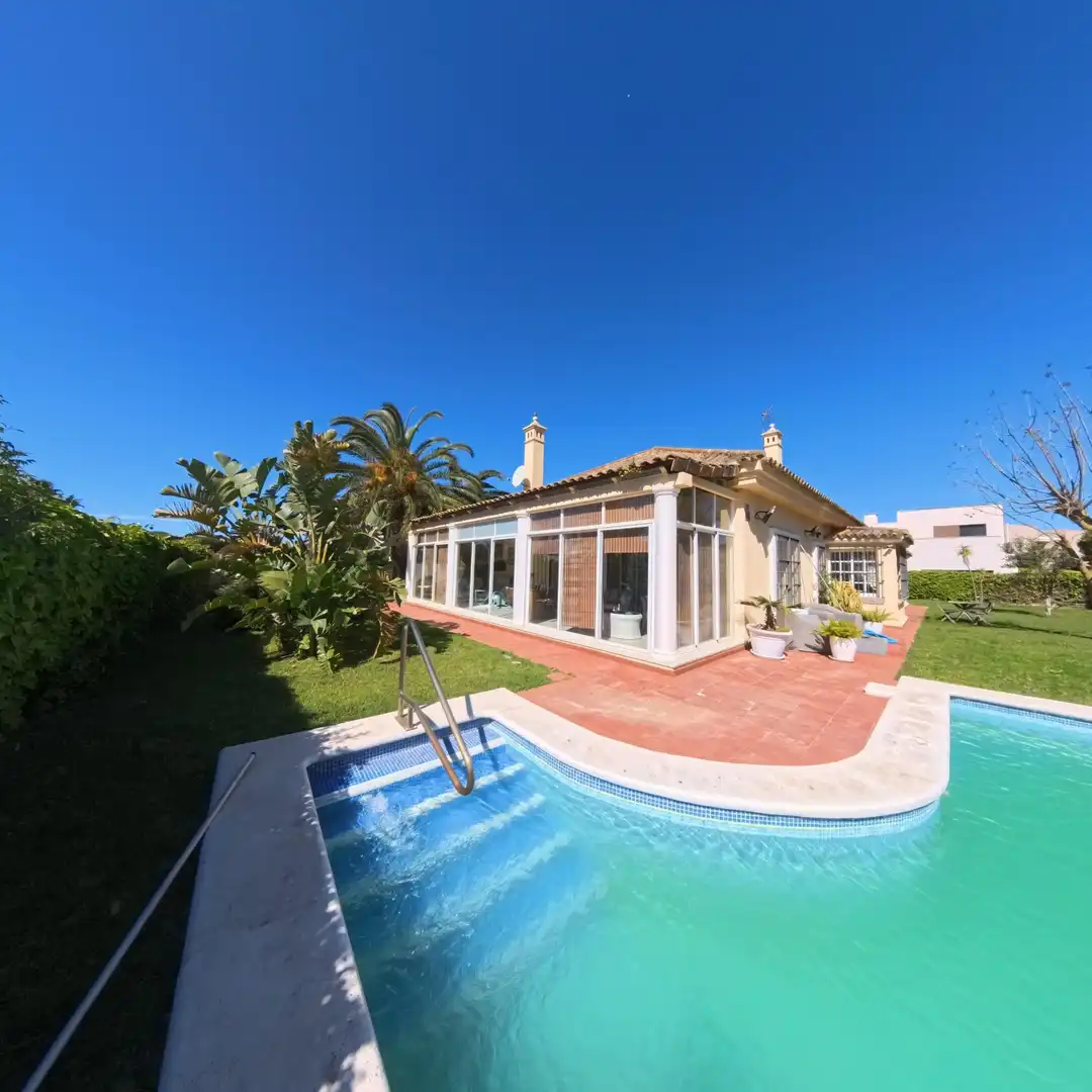Jardí de Casa o xalet en venda en Chiclana de la Frontera amb Aire condicionat, Jardí privat i Traster