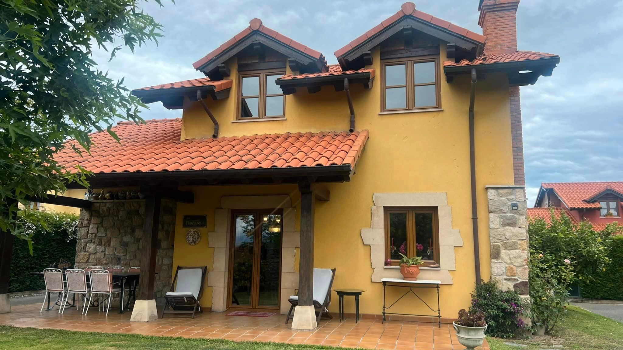 Vista exterior de Casa o xalet en venda en Suances amb Calefacció, Jardí privat i Parquet