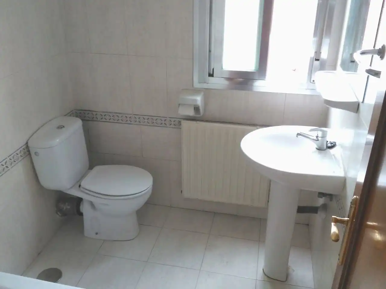 Bathroom of Flat for rent in Madrid  with Parquet flooring and Pets allowed