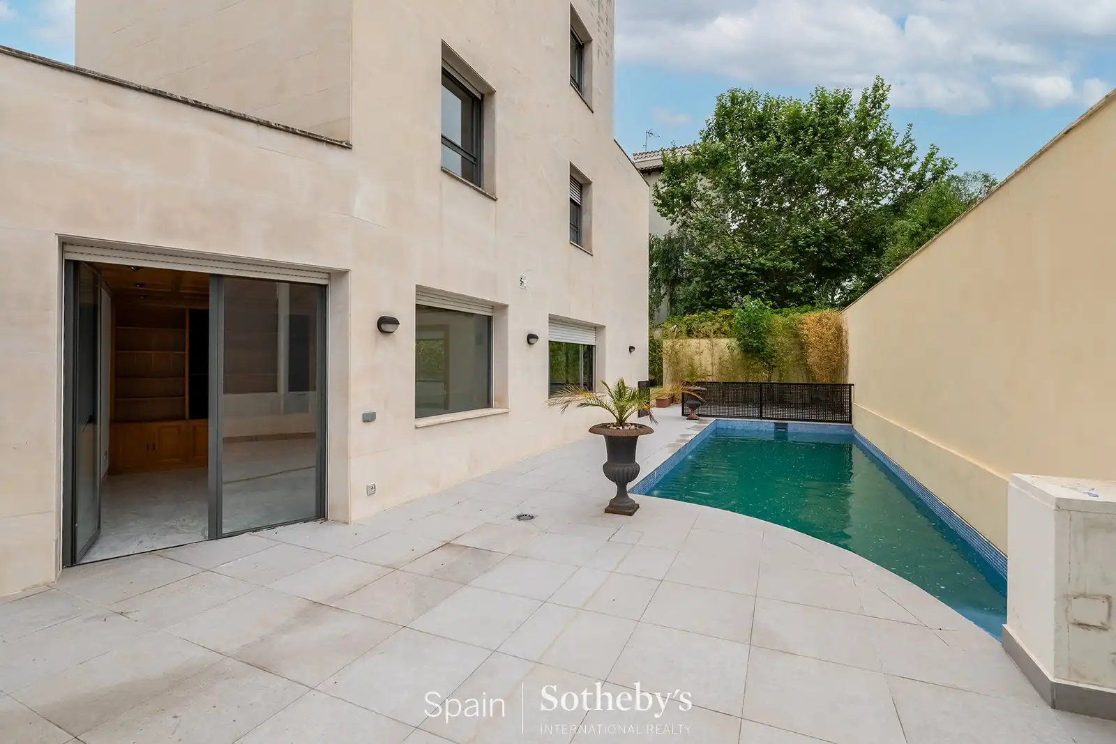 Swimming pool of Houses for rent in Madrid  with Air Conditioner, Heating and Private garden