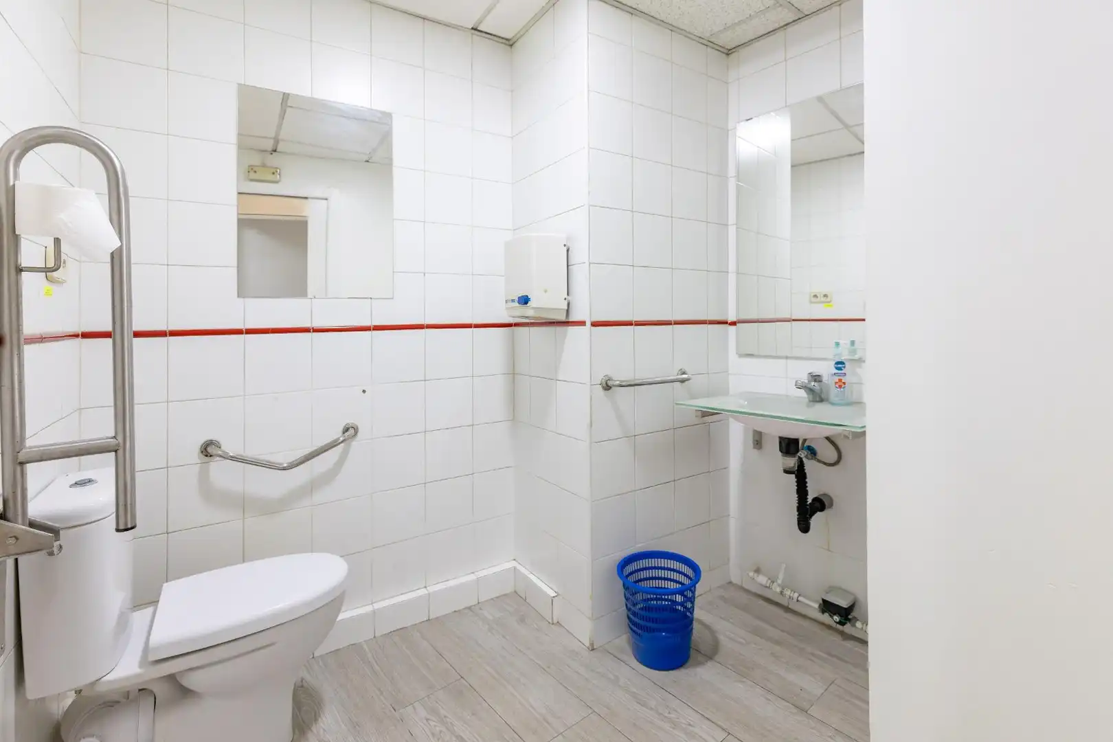 Bathroom of Office for rent in Valencia  with Air Conditioner and Heating