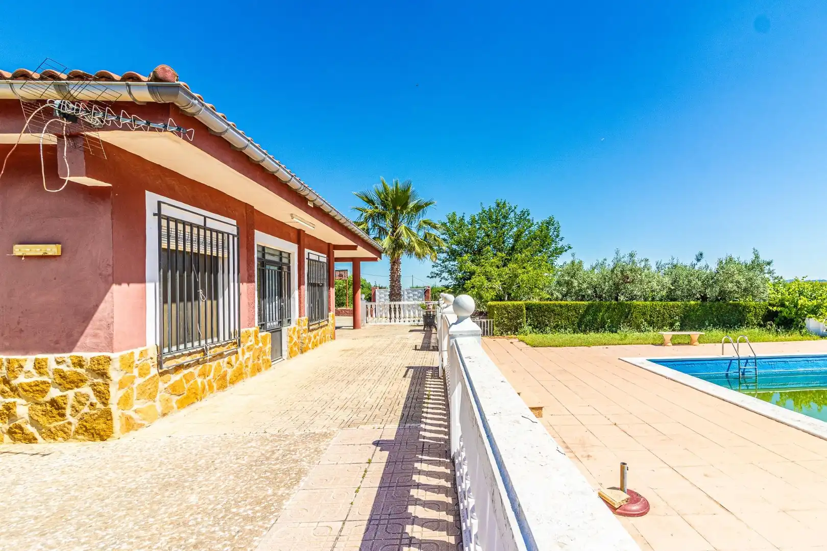 Außenansicht von Haus oder Chalet zum Verkauf in Carlet mit Privatgarten, Terrasse und Schwimmbad