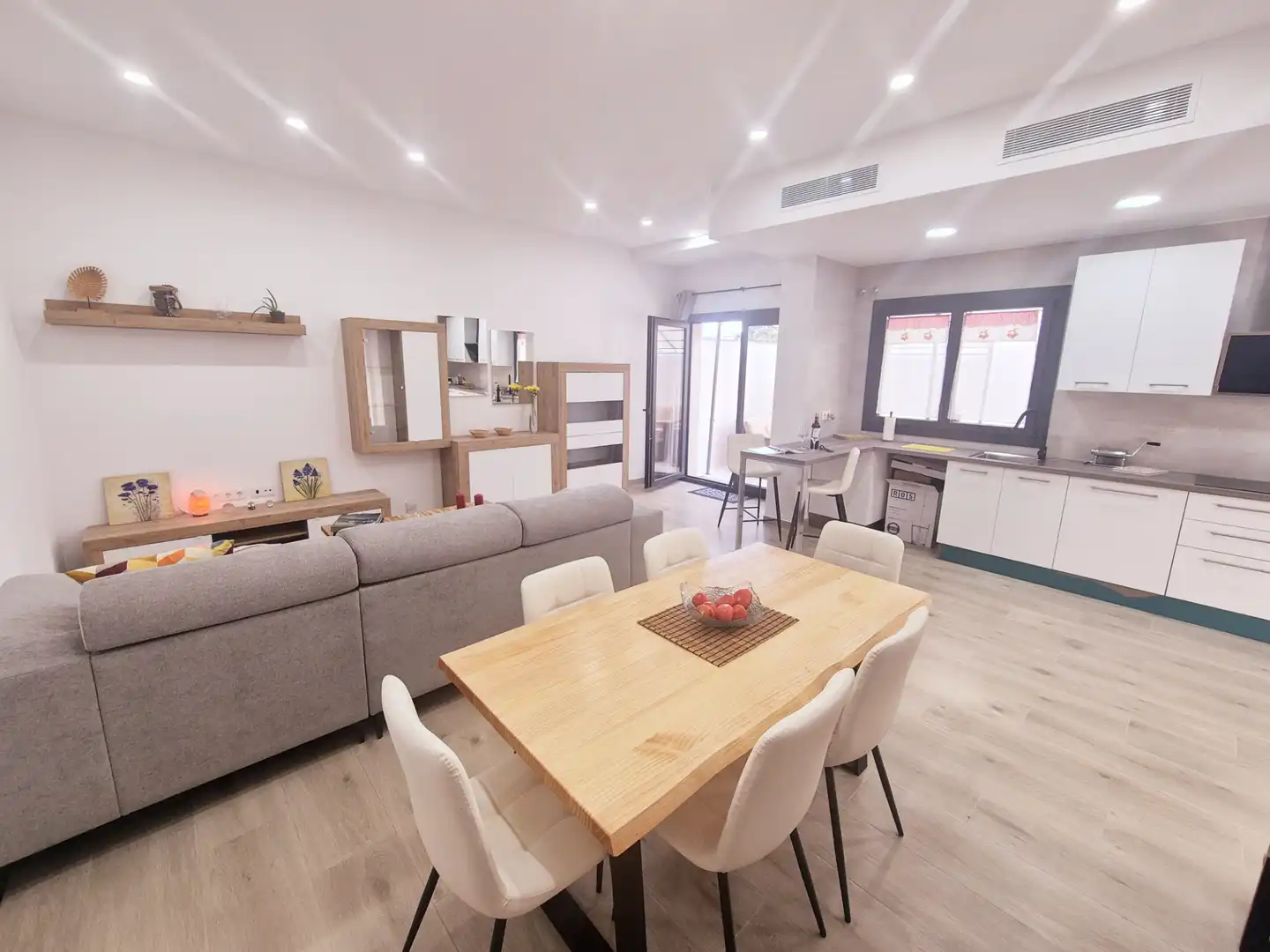 Casa pareada con terraza en venta en Carrer del Mig 4, imagen 2