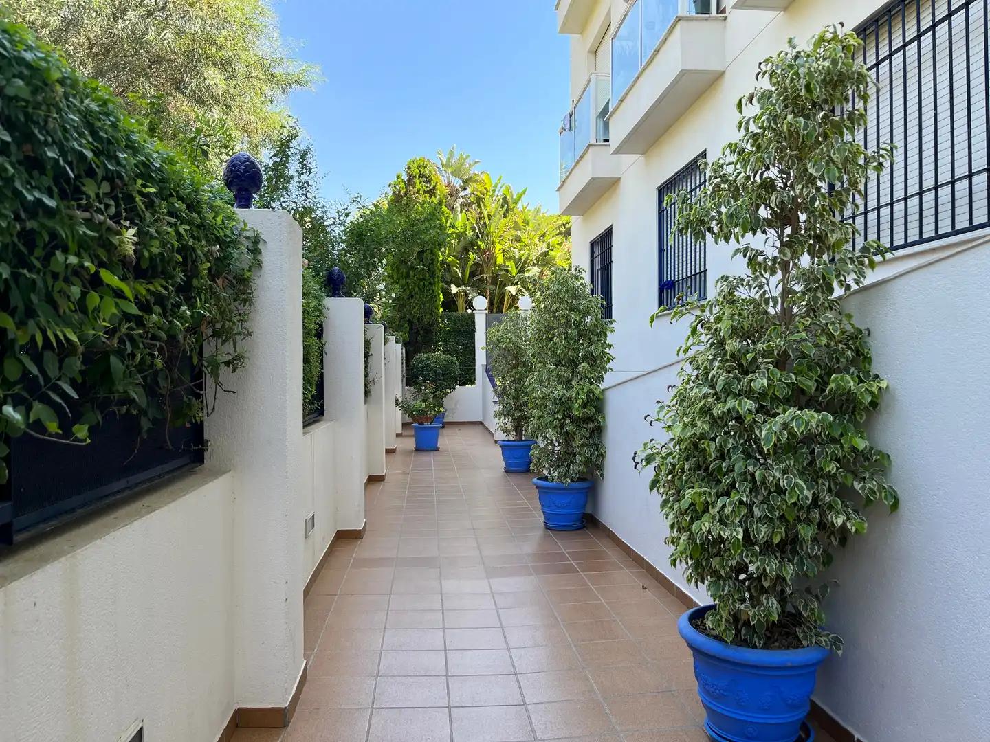 Terraza de Estudio en venta en Marbella con Amueblado, Lavadora y Piscina comunitaria