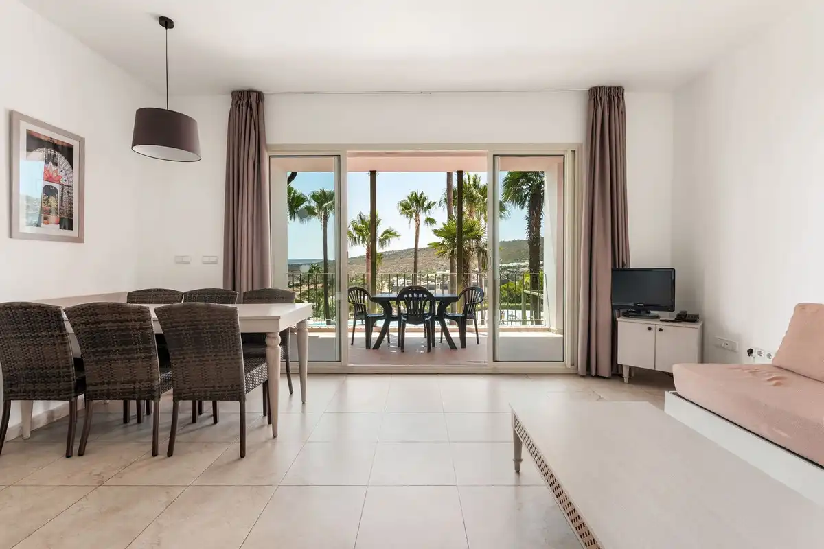 Sala de estar de Apartamento en venta en Manilva con Aire acondicionado, Terraza y Piscina comunitaria
