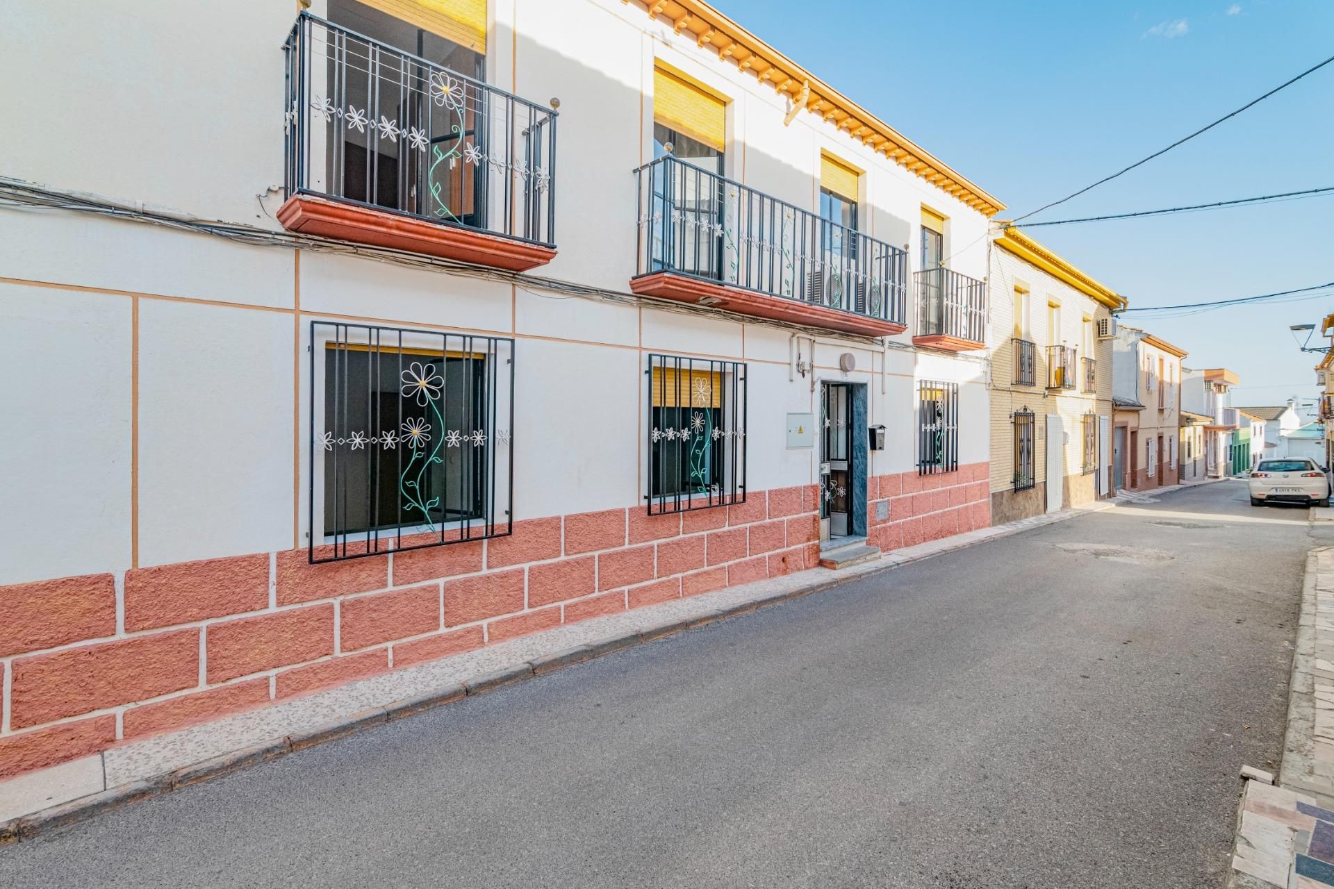 Vista exterior de Casa adosada en venda en Íllora amb Aire condicionat i Balcó