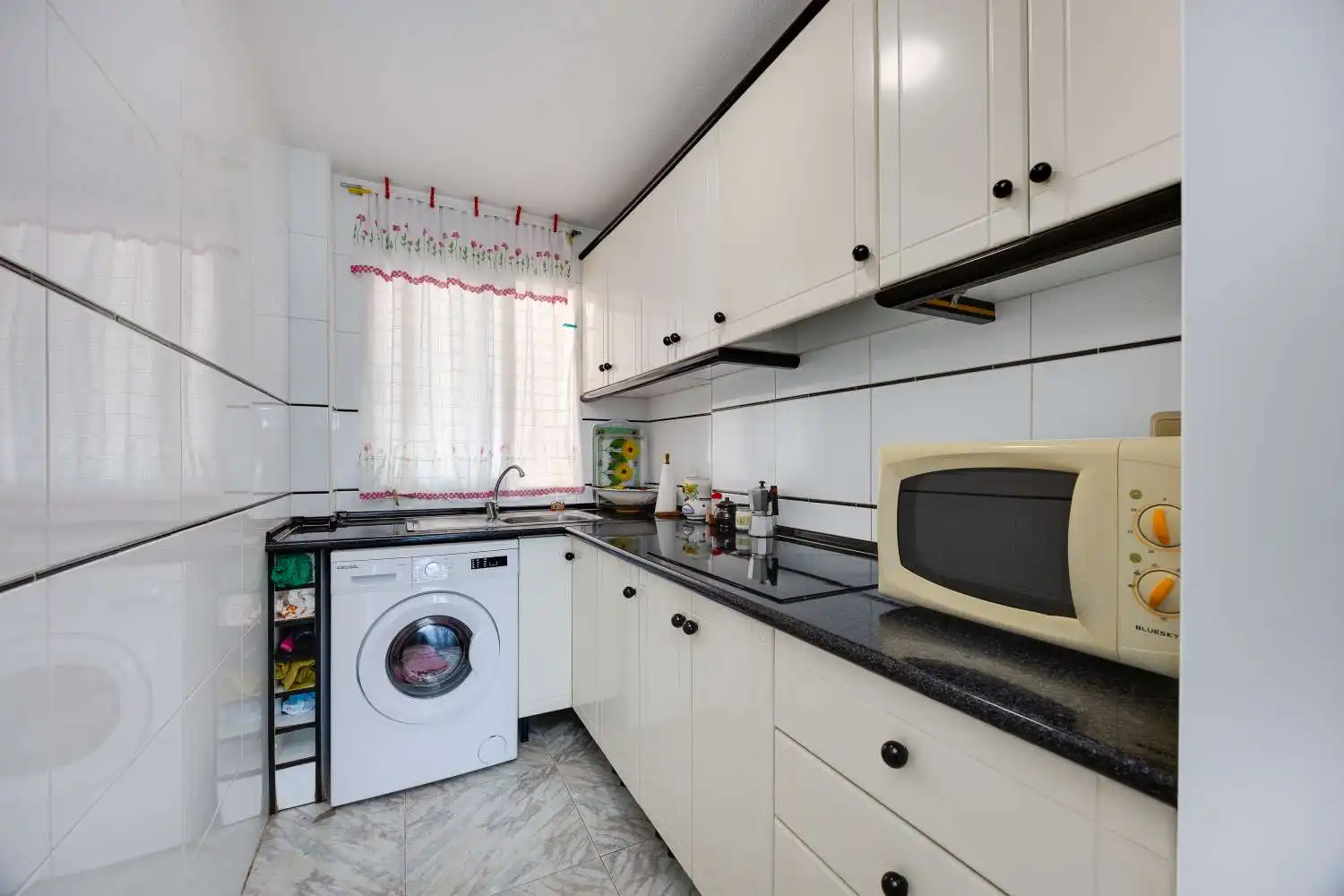 Cuina de Apartament en venda en Torrevieja amb Terrassa, Piscina i Moblat