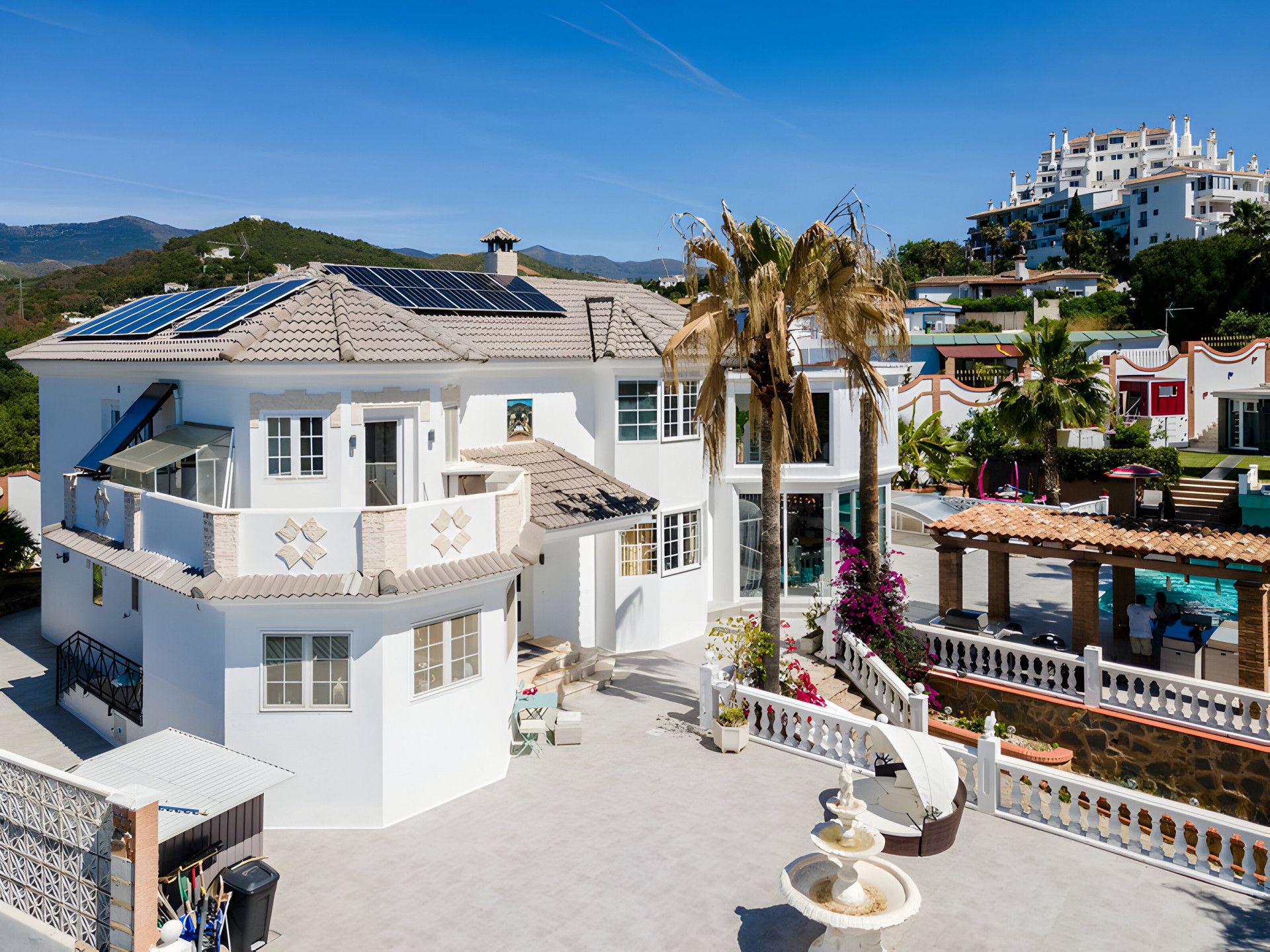 Vista exterior de Casa o xalet en venda en Estepona amb Aire condicionat, Calefacció i Terrassa