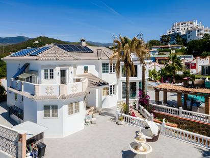 Vista exterior de Casa o xalet en venda en Estepona amb Aire condicionat, Calefacció i Terrassa