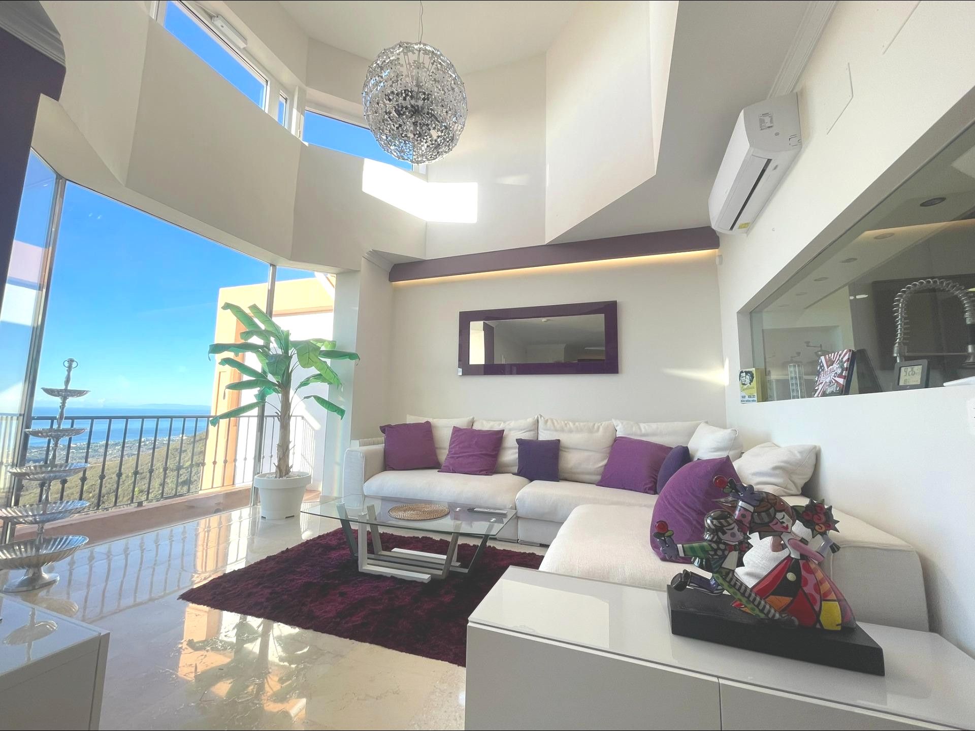 Sala d'estar de Casa adosada en venda en Marbella amb Aire condicionat, Jardí privat i Terrassa