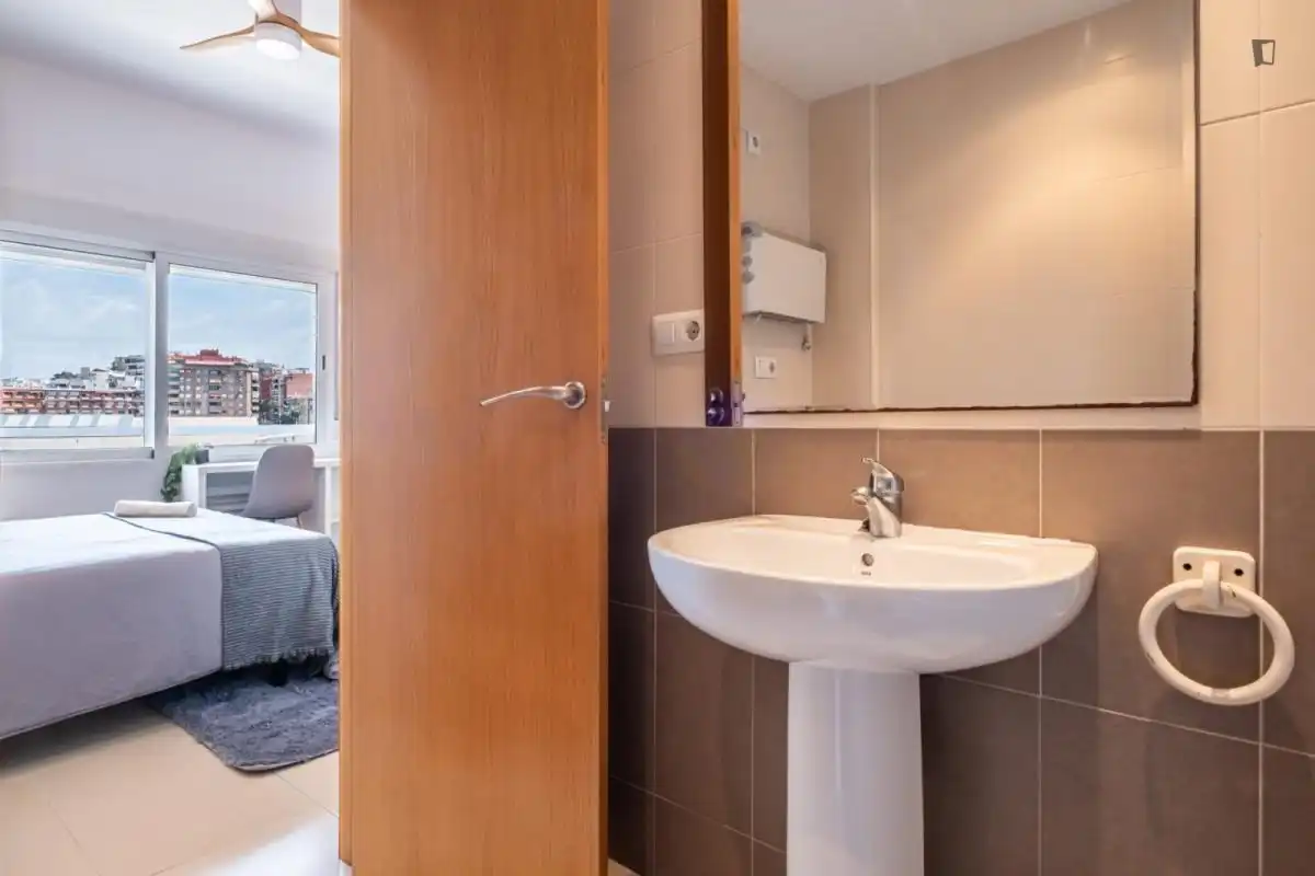 Bany de Apartament per a compartir en Alicante / Alacant amb Moblat, Forn i Rentadora