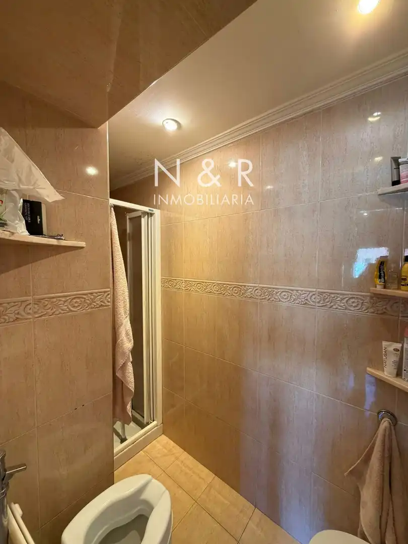 Badezimmer von Dachboden zum Verkauf in Santiago de Compostela  mit Heizung, Terrasse und Abstellraum