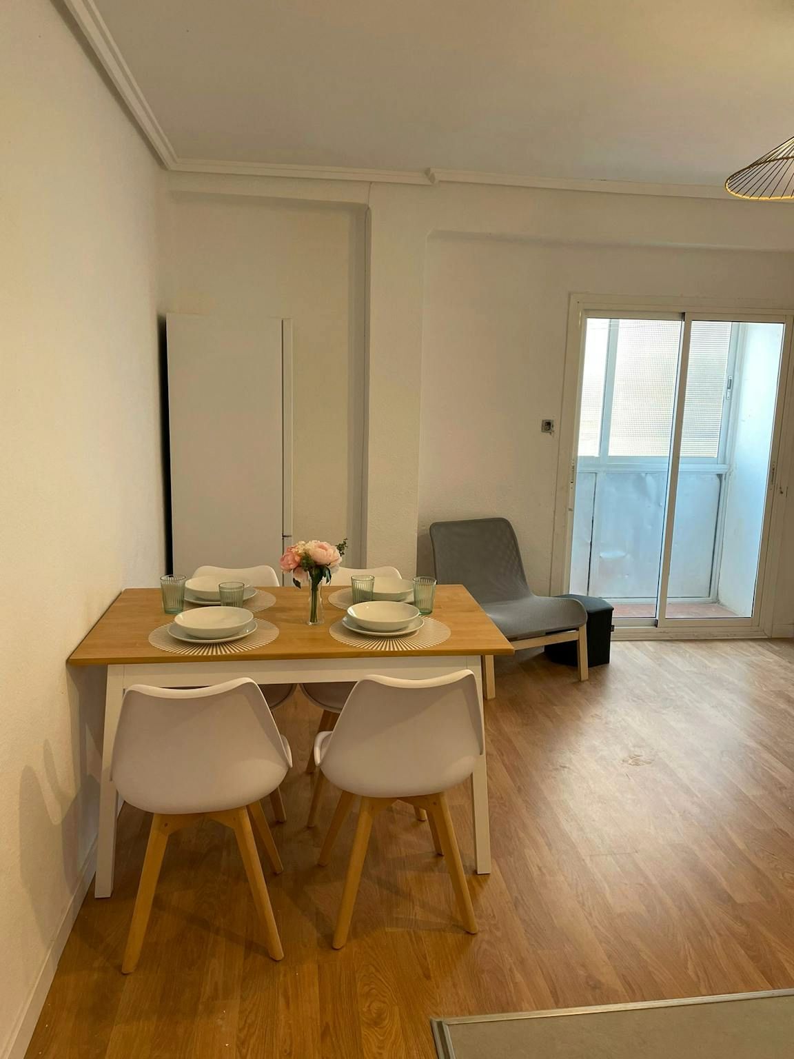Dining room of Flat to share in  Valencia Capital  with Washing machine