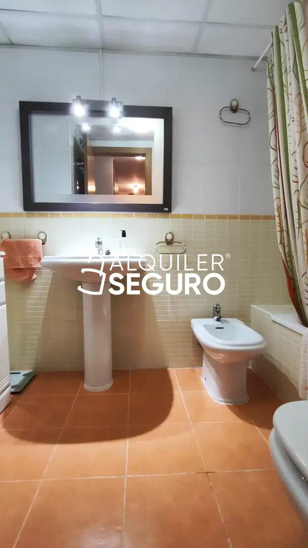 Bathroom of Flat for rent in Torrent  with Air Conditioner, Terrace and Storage room