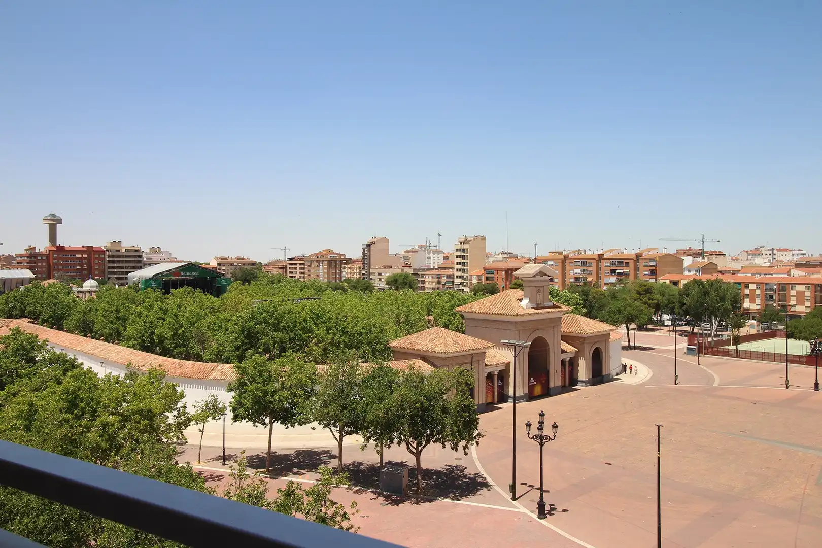 Vista exterior de Pis en venda en Albacete amb Calefacció i Balcó