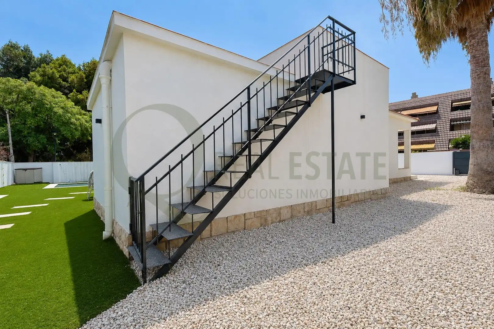 Vista exterior de Casa o xalet en venda en Sant Joan d'Alacant amb Aire condicionat, Jardí privat i Piscina