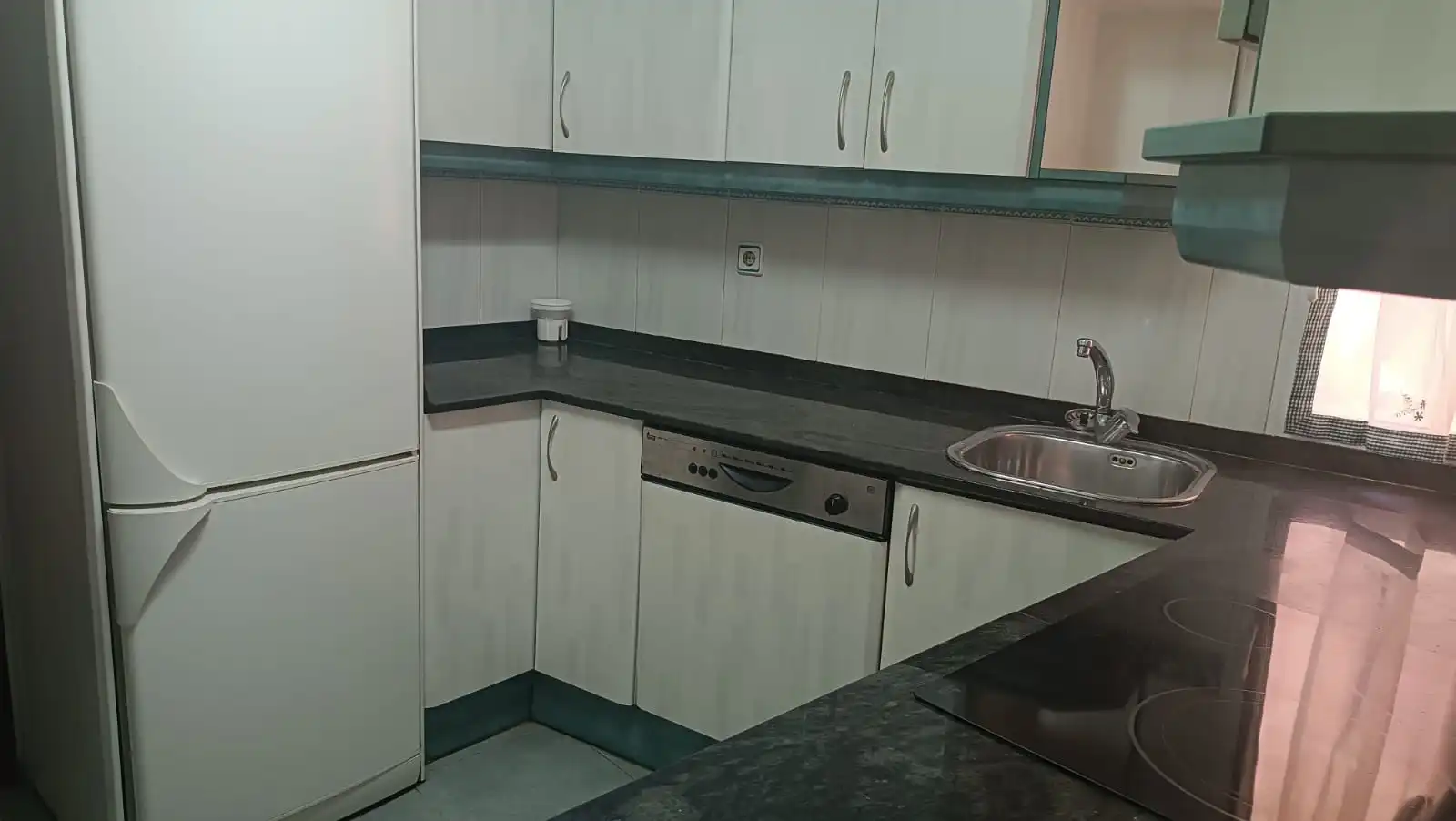 Cuina de Casa adosada en venda en Flix amb Aire condicionat, Calefacció i Terrassa