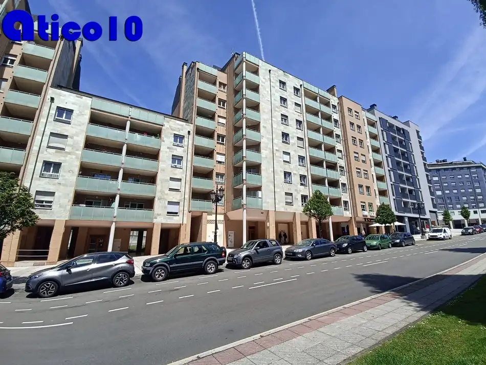 Vista exterior de Àtic en venda en Oviedo  amb Calefacció, Jardí privat i Parquet