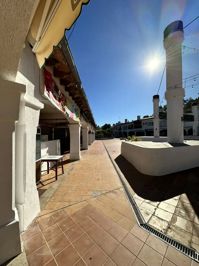 Vista exterior de Local en venda en Calvià amb Aire condicionat, Terrassa i Moblat