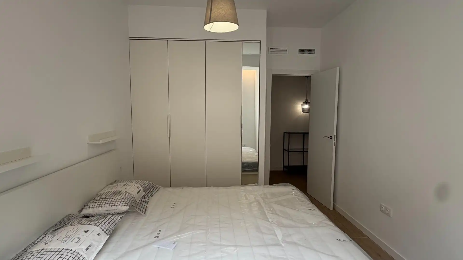 Dormitori de Apartament de lloguer en Valencia amb Aire condicionat, Calefacció i Moblat