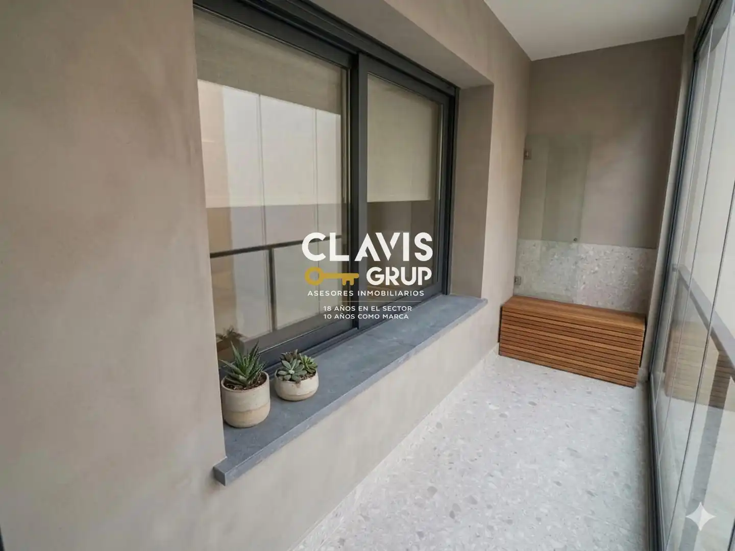 Vista exterior de Piso en venta en Barcelona con Calefacción, Terraza y Amueblado